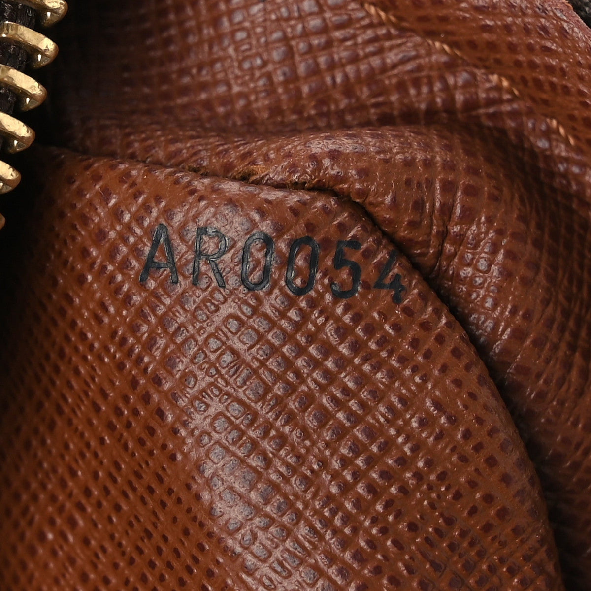 Monogram Nil 28