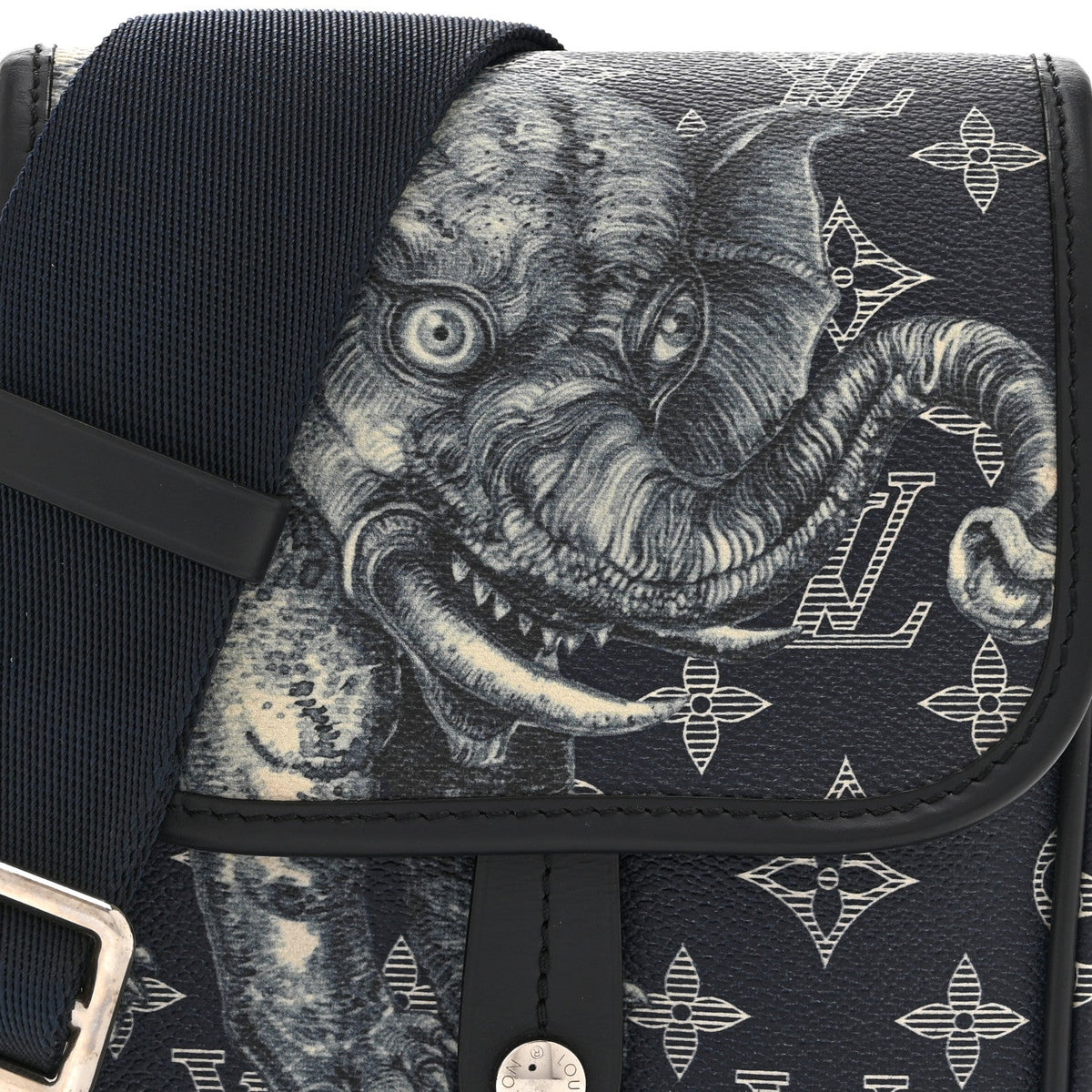 Savane Monogram Elephant Chapman Messenger BB Encre