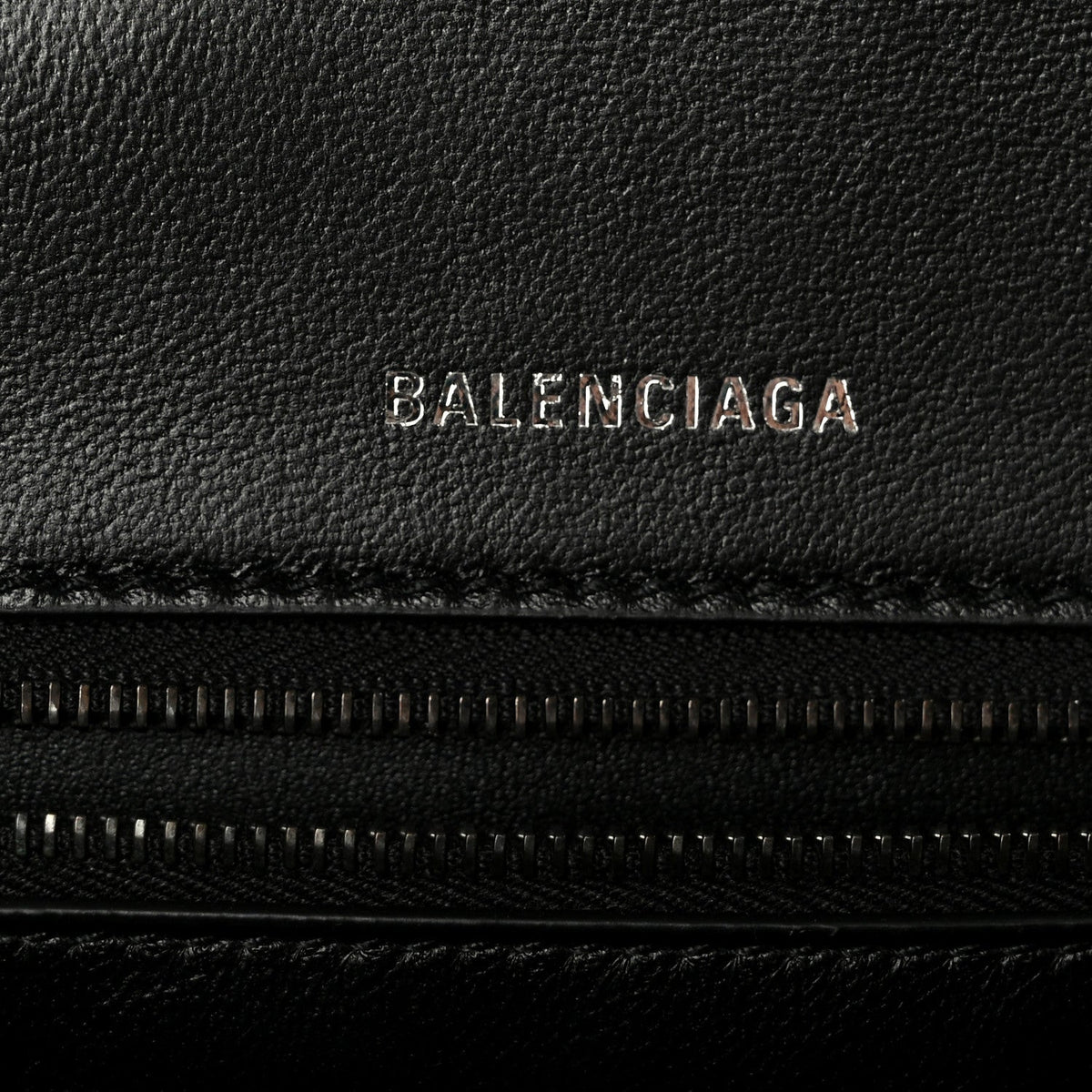 Shiny Calfskin Monochrome Crocodile Embossed Medium Hourglass Top Handle Bag Black
