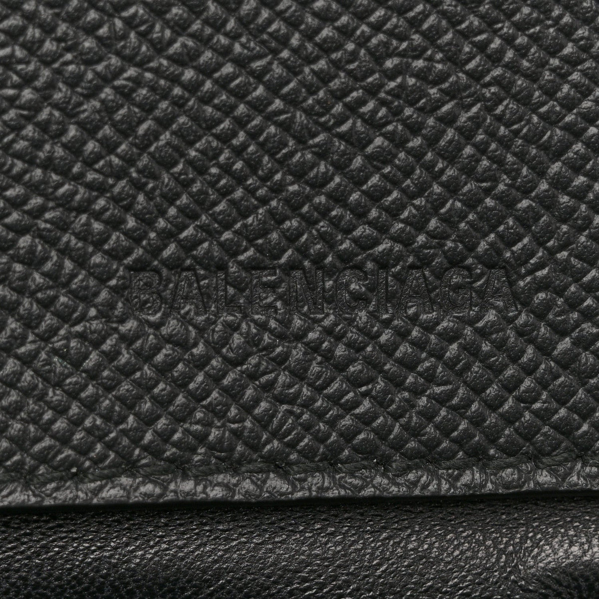 Grained Calfskin Graffiti BB Chain Wallet Black Bleu Violet