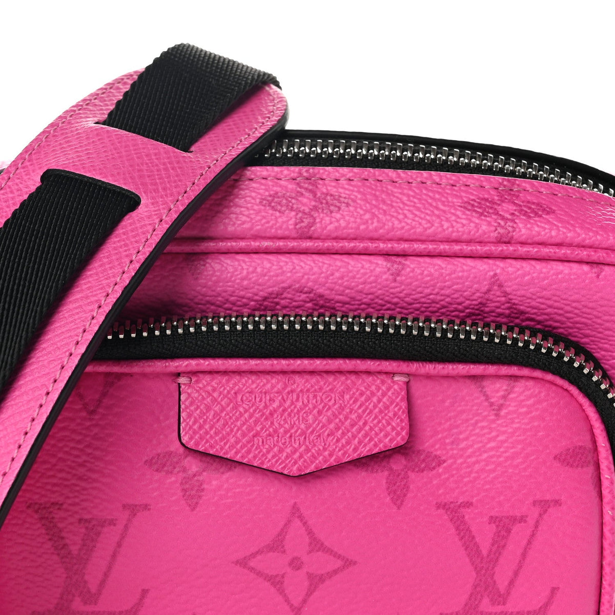 Taigarama Outdoor Pouch Fuchsia